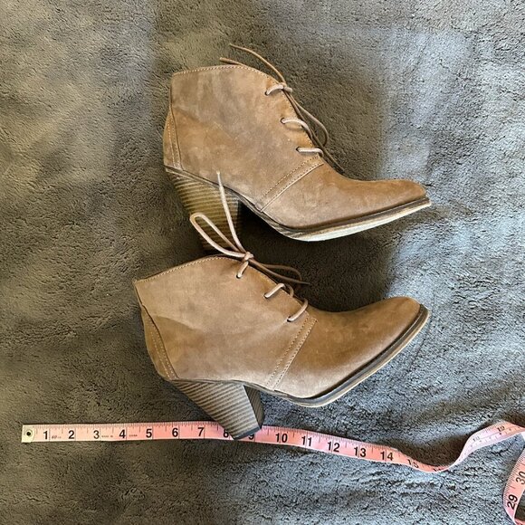 Taupe Suede Ankle Booties Round Toe Short Heel MIA Size 8.5 - Picture 3 of 10